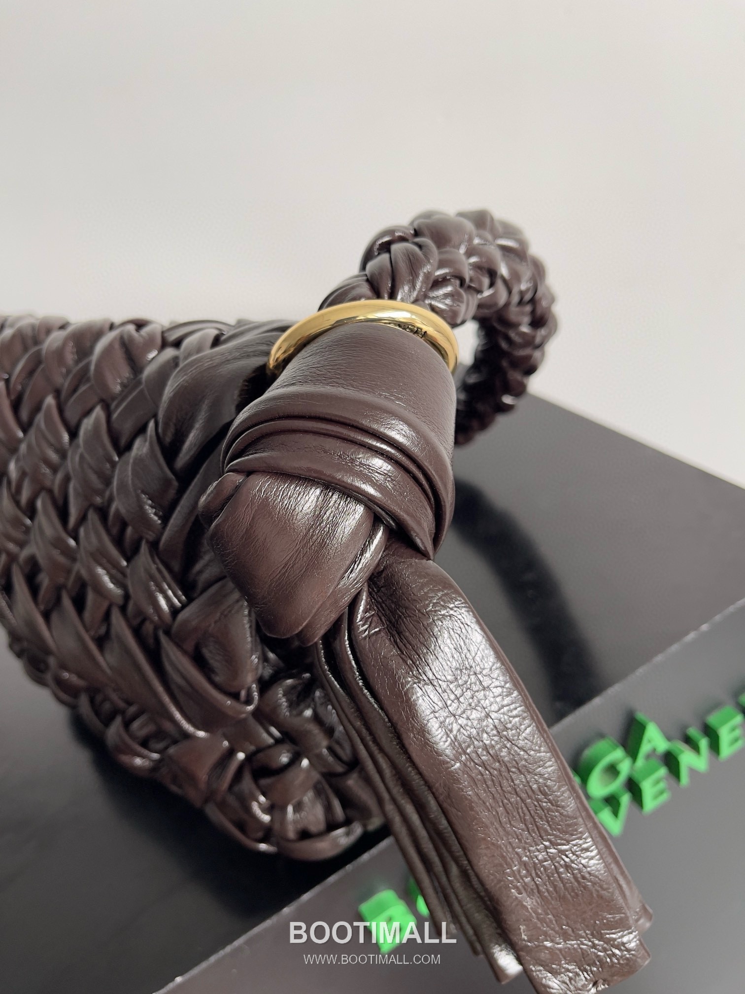 Bottega Veneta Kalimero Citta Intrecciato Calfskin Leather Black Knot Shoulder Bag 보테가베네타 칼리메로 치타 인트레치아토 카프스킨 레더 블랙 매듭 숄더백 20192380 25cm 13