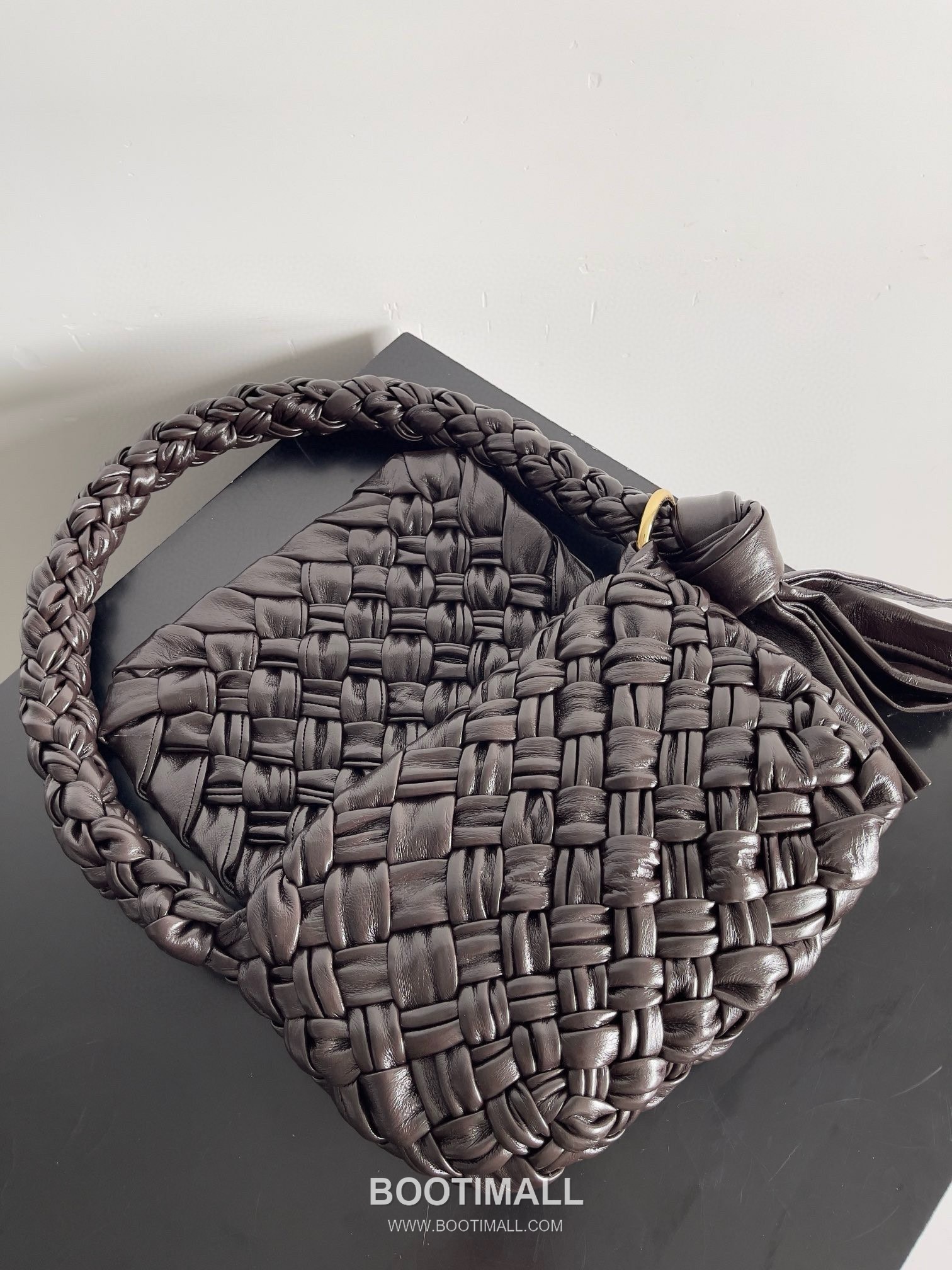 Bottega Veneta Kalimero Citta Intrecciato Calfskin Leather Black Knot Shoulder Bag 보테가베네타 칼리메로 치타 인트레치아토 카프스킨 레더 블랙 매듭 숄더백 20192380 25cm 15