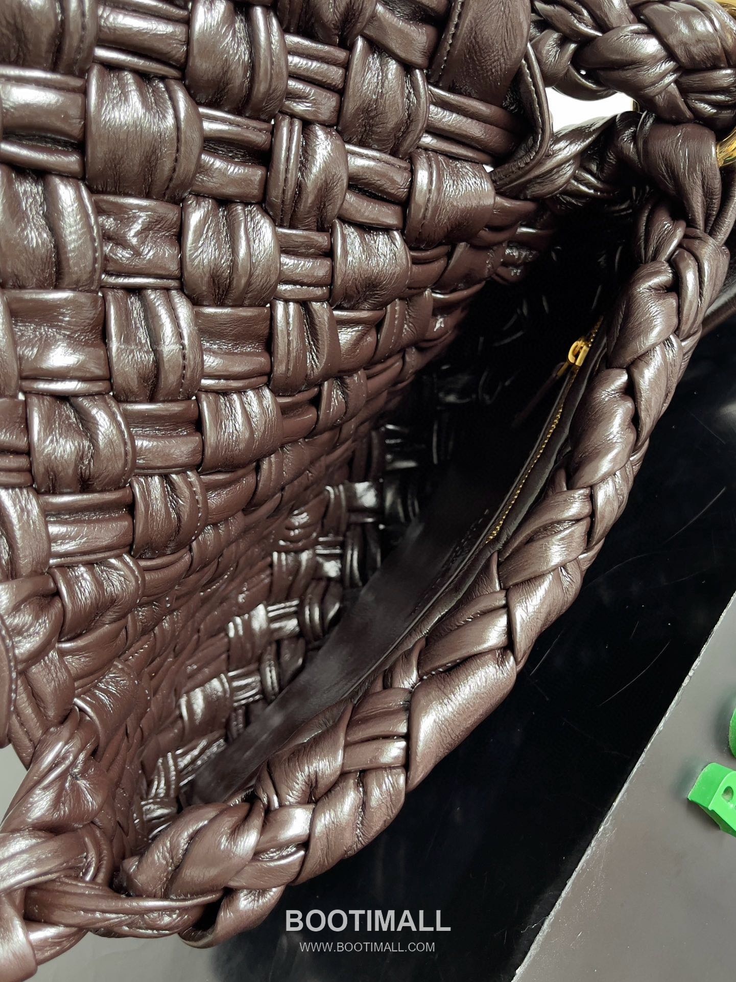 Bottega Veneta Kalimero Citta Intrecciato Calfskin Leather Black Knot Shoulder Bag 보테가베네타 칼리메로 치타 인트레치아토 카프스킨 레더 블랙 매듭 숄더백 20192380 25cm 18