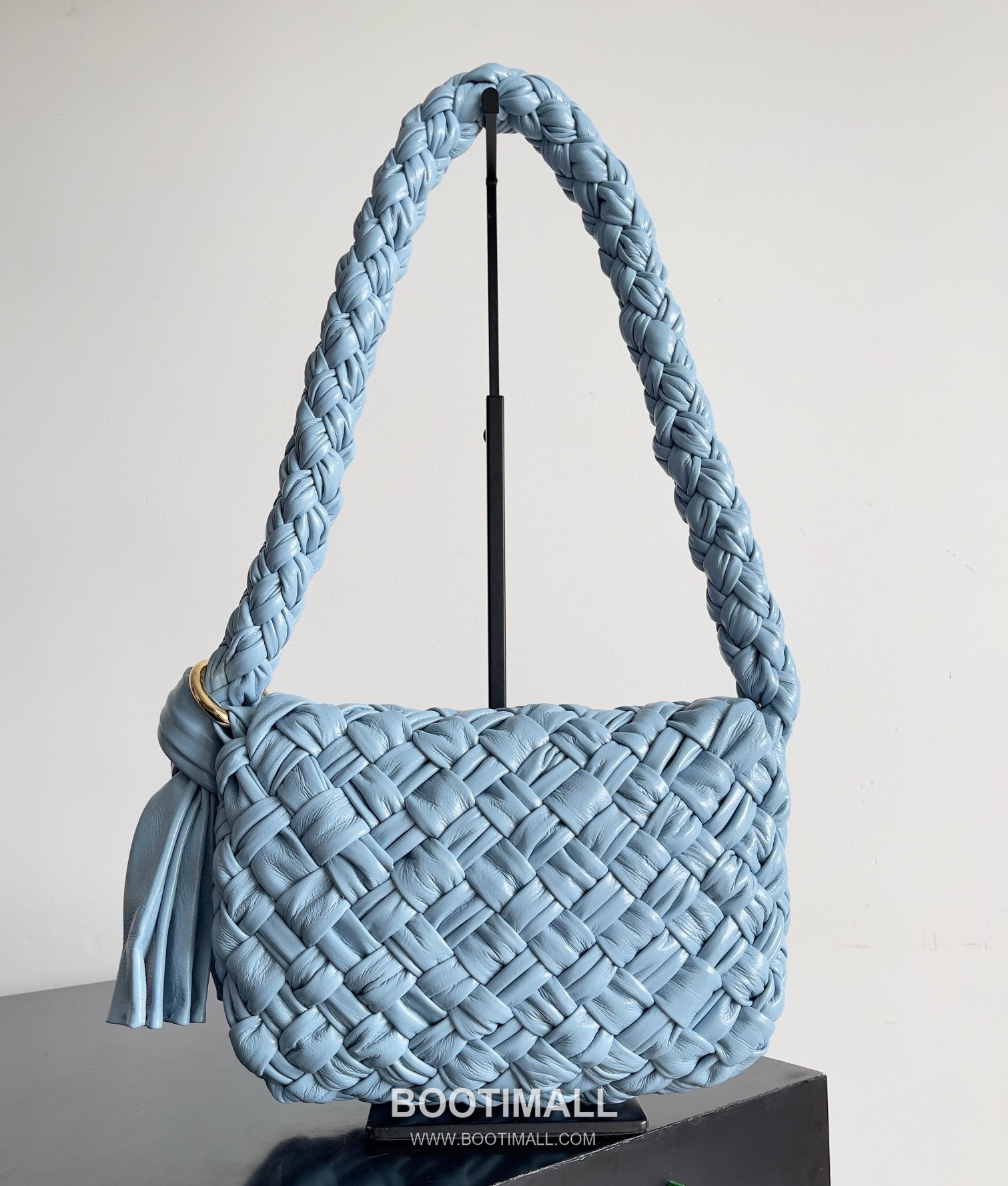 Bottega Veneta Kalimero Citta Intrecciato Calfskin Leather Black Knot Shoulder Bag 보테가베네타 칼리메로 치타 인트레치아토 카프스킨 레더 블랙 매듭 숄더백 20192380 25cm 3