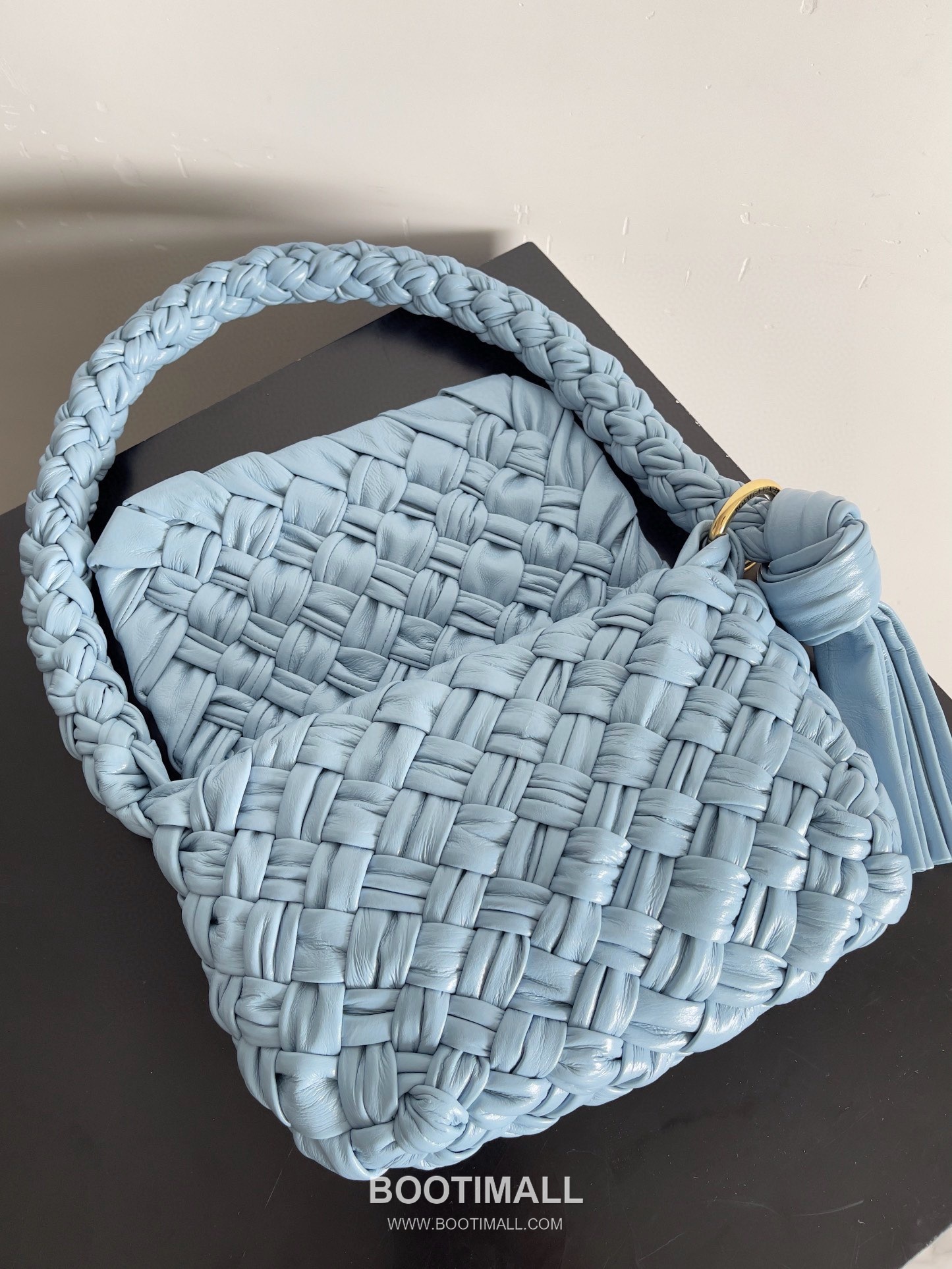 Bottega Veneta Kalimero Citta Intrecciato Calfskin Leather Black Knot Shoulder Bag 보테가베네타 칼리메로 치타 인트레치아토 카프스킨 레더 블랙 매듭 숄더백 20192380 25cm 5