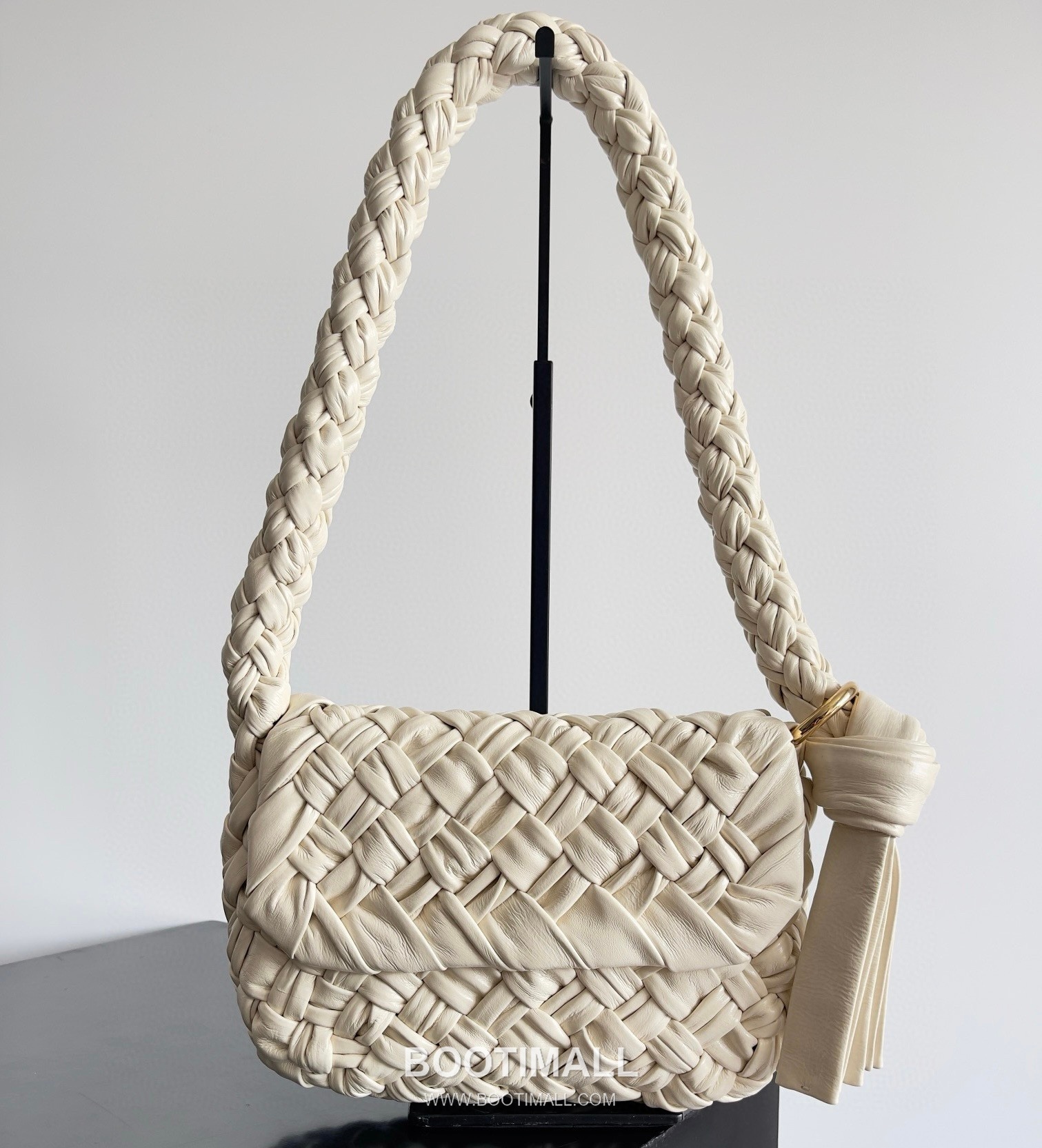 Bottega Veneta Kalimero Citta Intrecciato Calfskin Leather Black Knot Shoulder Bag 보테가베네타 칼리메로 치타 인트레치아토 카프스킨 레더 블랙 매듭 숄더백 20192380 25cm 1