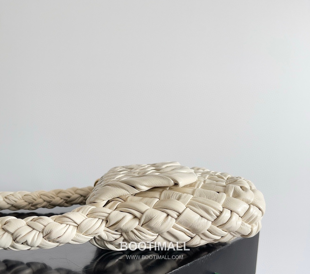 Bottega Veneta Kalimero Citta Intrecciato Calfskin Leather Black Knot Shoulder Bag 보테가베네타 칼리메로 치타 인트레치아토 카프스킨 레더 블랙 매듭 숄더백 20192380 25cm 2