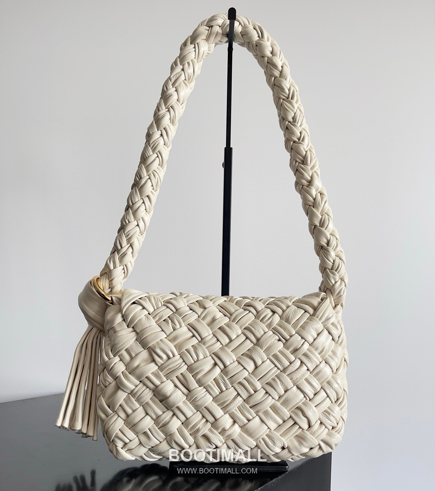 Bottega Veneta Kalimero Citta Intrecciato Calfskin Leather Black Knot Shoulder Bag 보테가베네타 칼리메로 치타 인트레치아토 카프스킨 레더 블랙 매듭 숄더백 20192380 25cm 3