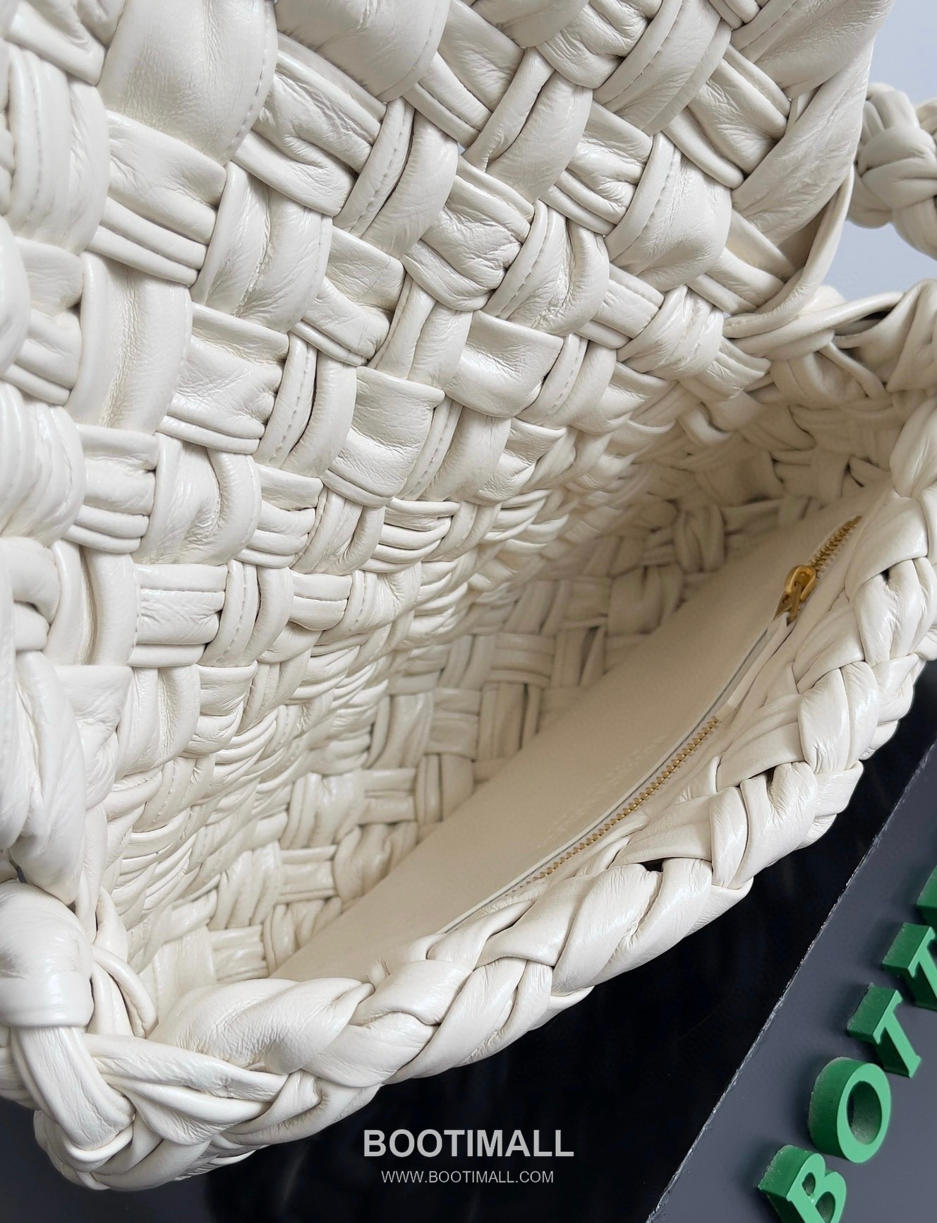 Bottega Veneta Kalimero Citta Intrecciato Calfskin Leather Black Knot Shoulder Bag 보테가베네타 칼리메로 치타 인트레치아토 카프스킨 레더 블랙 매듭 숄더백 20192380 25cm 9