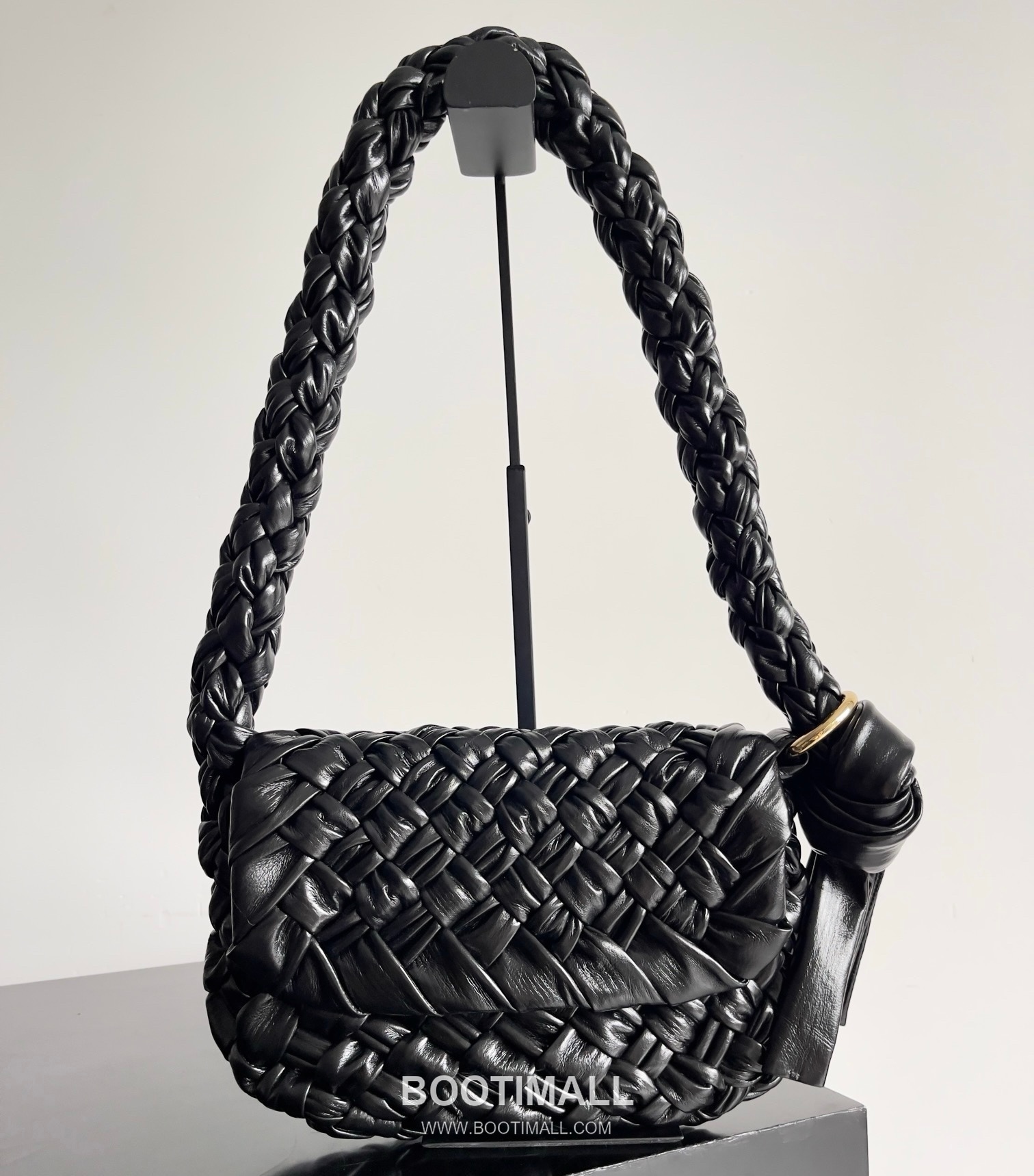 Bottega Veneta Kalimero Citta Intrecciato Calfskin Leather Black Knot Shoulder Bag 보테가베네타 칼리메로 치타 인트레치아토 카프스킨 레더 블랙 매듭 숄더백 20192380 25cm 1