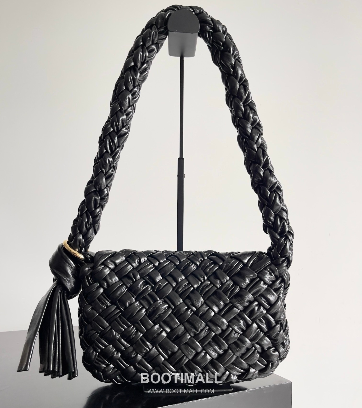 Bottega Veneta Kalimero Citta Intrecciato Calfskin Leather Black Knot Shoulder Bag 보테가베네타 칼리메로 치타 인트레치아토 카프스킨 레더 블랙 매듭 숄더백 20192380 25cm 3