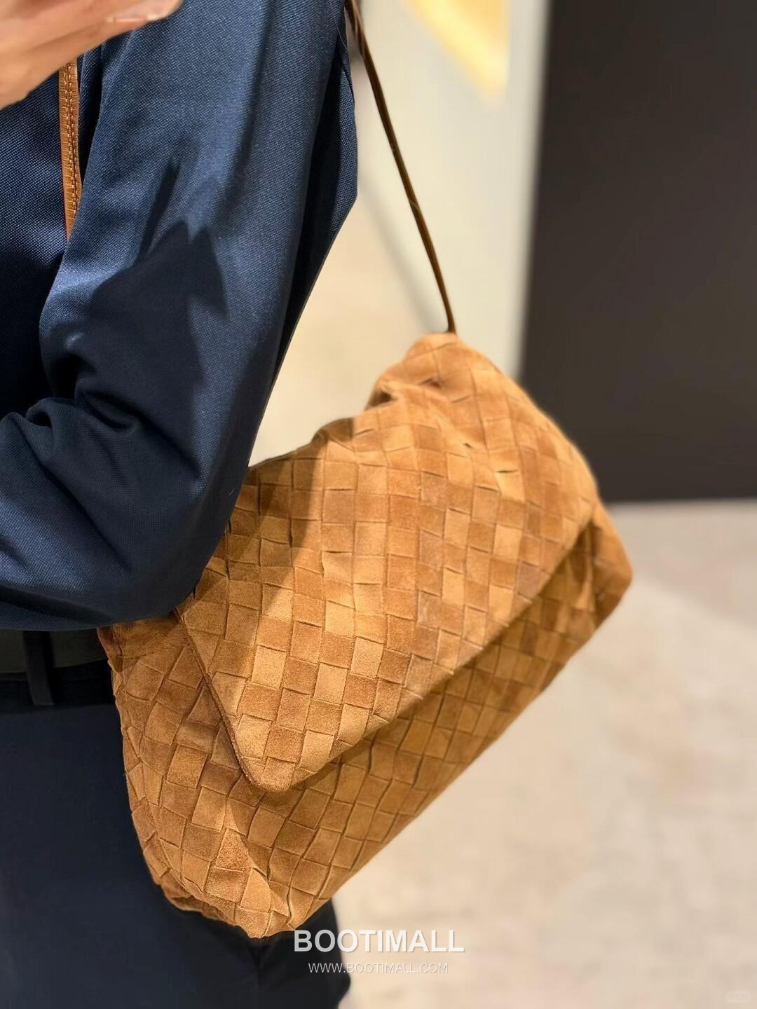 Bottega Veneta Dustbag Giorno Intrecciato Suede Calfskin Leather Black Drawstring Shoulder Bag 보테가베네타 더스트백 지오르노 인트레치아토 스웨이드 카프스킨 레더 블랙 드로스트링 숄더백 33cm 1