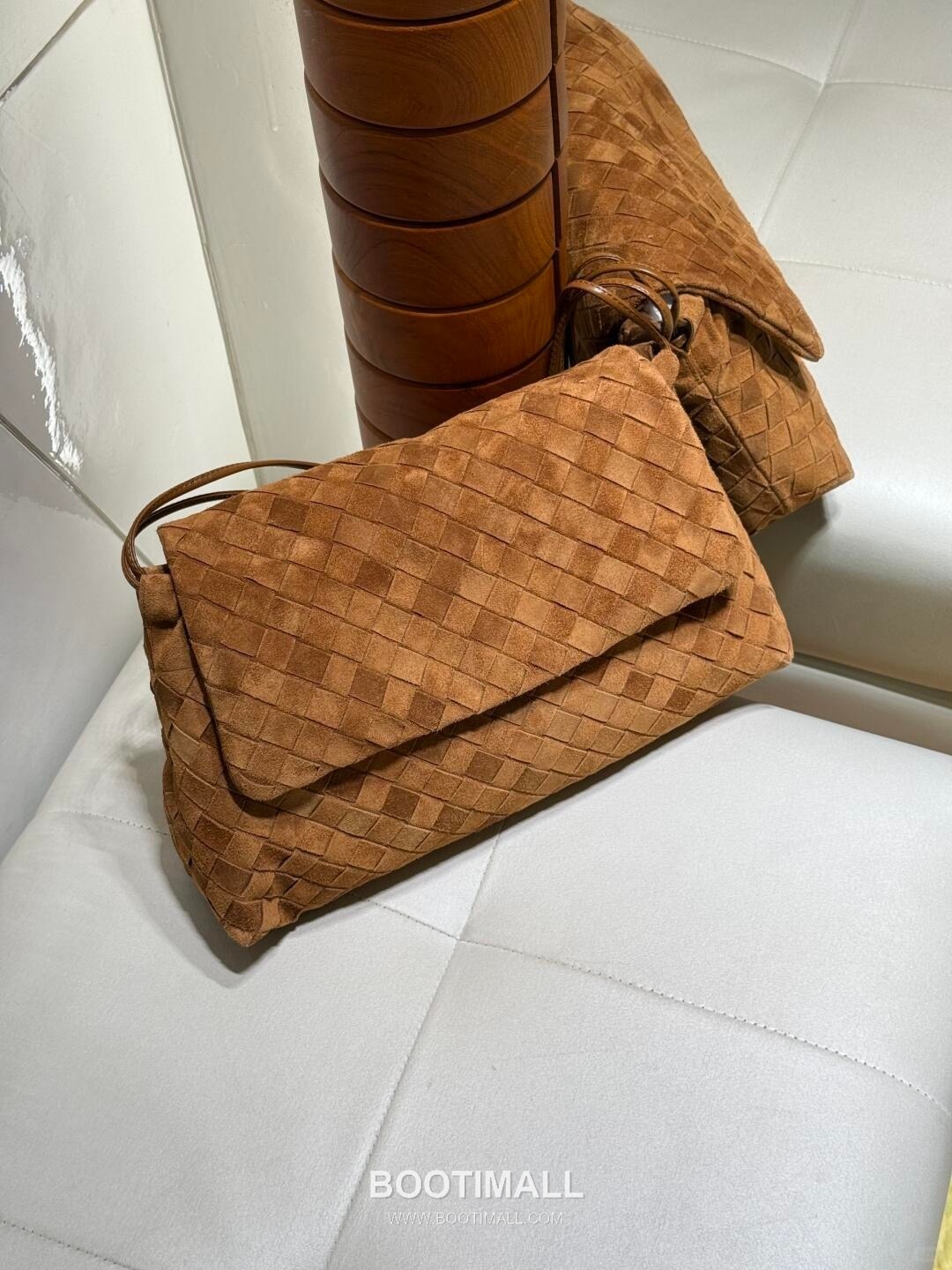 Bottega Veneta Dustbag Giorno Intrecciato Suede Calfskin Leather Black Drawstring Shoulder Bag 보테가베네타 더스트백 지오르노 인트레치아토 스웨이드 카프스킨 레더 블랙 드로스트링 숄더백 33cm 2