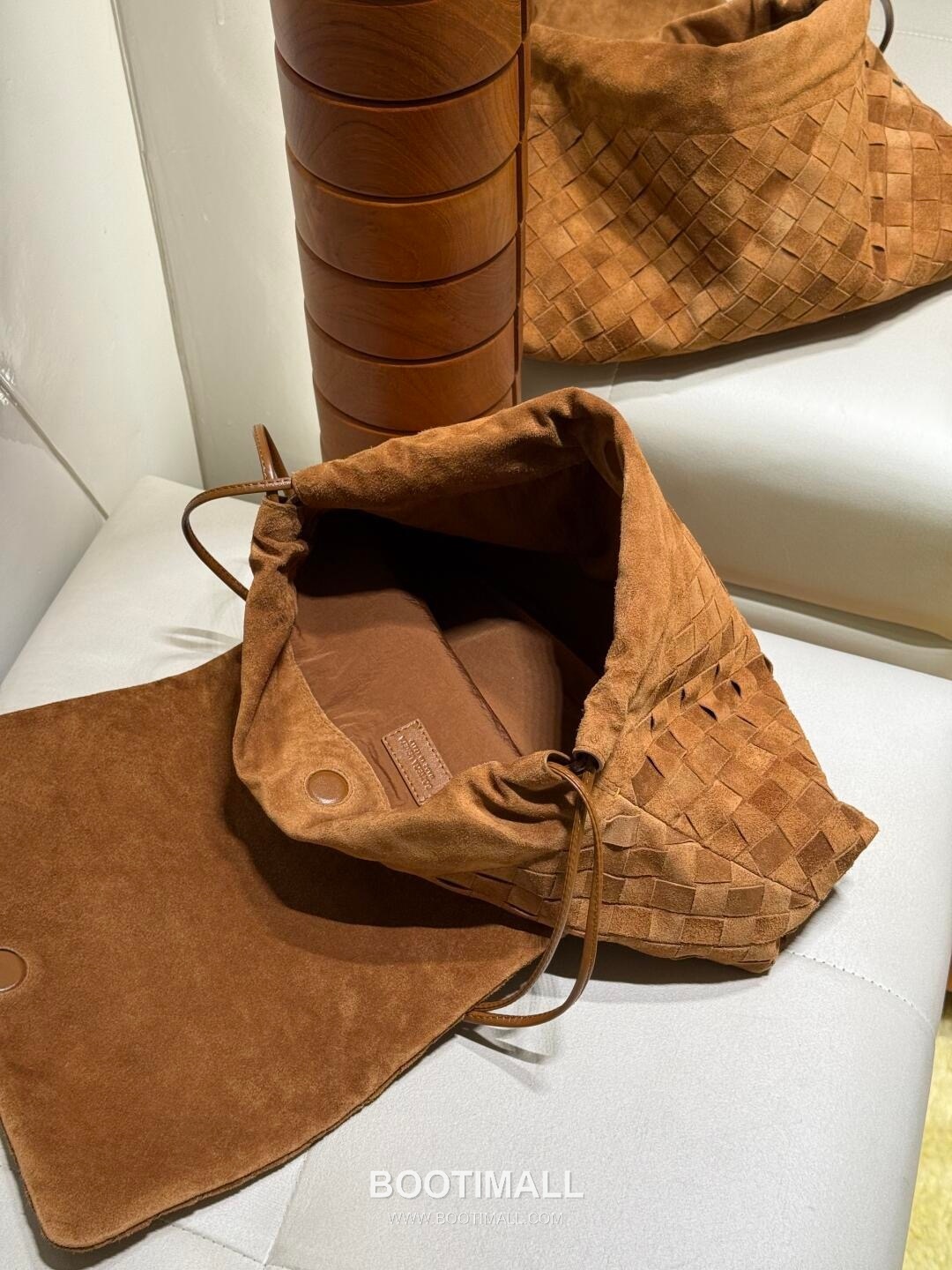 Bottega Veneta Dustbag Giorno Intrecciato Suede Calfskin Leather Black Drawstring Shoulder Bag 보테가베네타 더스트백 지오르노 인트레치아토 스웨이드 카프스킨 레더 블랙 드로스트링 숄더백 33cm 3