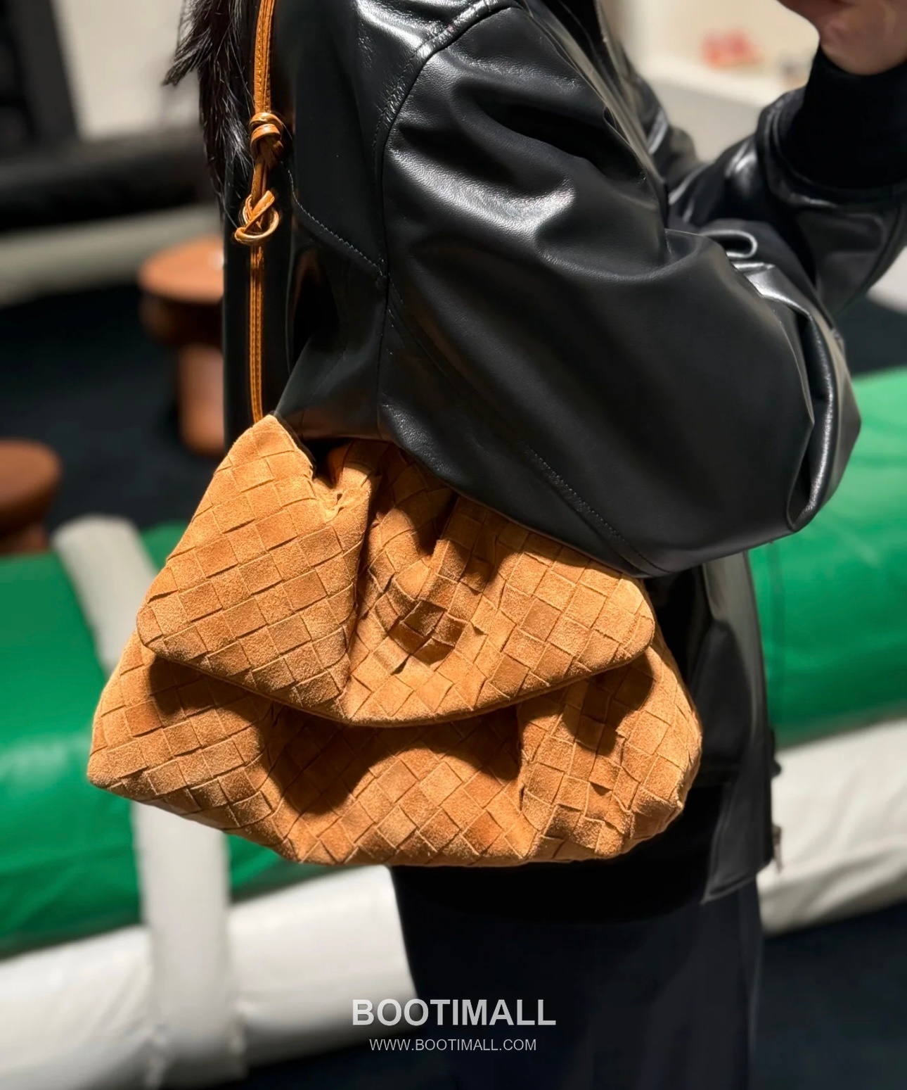 Bottega Veneta Dustbag Giorno Intrecciato Suede Calfskin Leather Black Drawstring Shoulder Bag 보테가베네타 더스트백 지오르노 인트레치아토 스웨이드 카프스킨 레더 블랙 드로스트링 숄더백 33cm 4