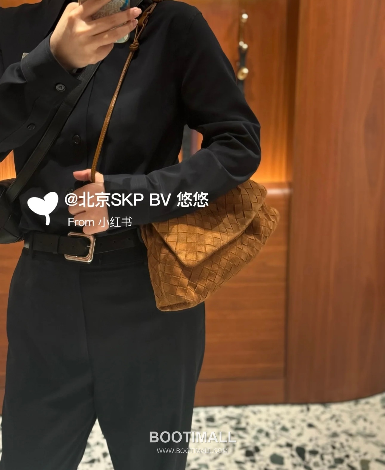 Bottega Veneta Dustbag Giorno Intrecciato Suede Calfskin Leather Black Drawstring Shoulder Bag 보테가베네타 더스트백 지오르노 인트레치아토 스웨이드 카프스킨 레더 블랙 드로스트링 숄더백 33cm 5