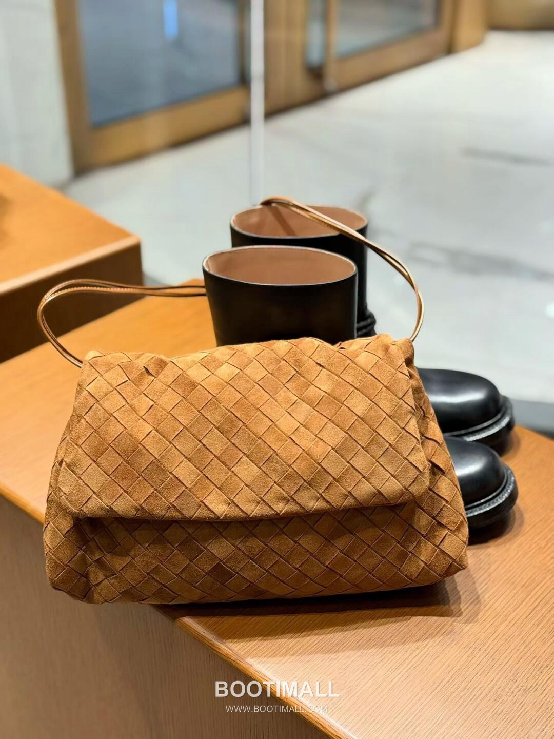 Bottega Veneta Dustbag Giorno Intrecciato Suede Calfskin Leather Black Drawstring Shoulder Bag 보테가베네타 더스트백 지오르노 인트레치아토 스웨이드 카프스킨 레더 블랙 드로스트링 숄더백 33cm 6