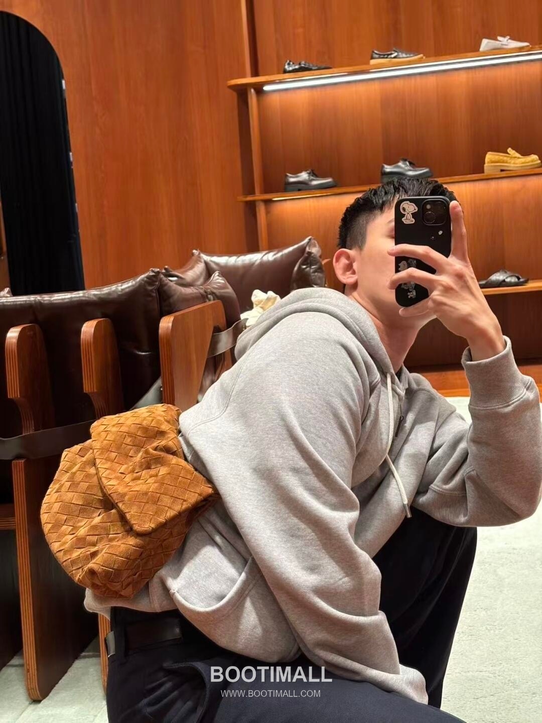 Bottega Veneta Dustbag Giorno Intrecciato Suede Calfskin Leather Black Drawstring Shoulder Bag 보테가베네타 더스트백 지오르노 인트레치아토 스웨이드 카프스킨 레더 블랙 드로스트링 숄더백 33cm 7