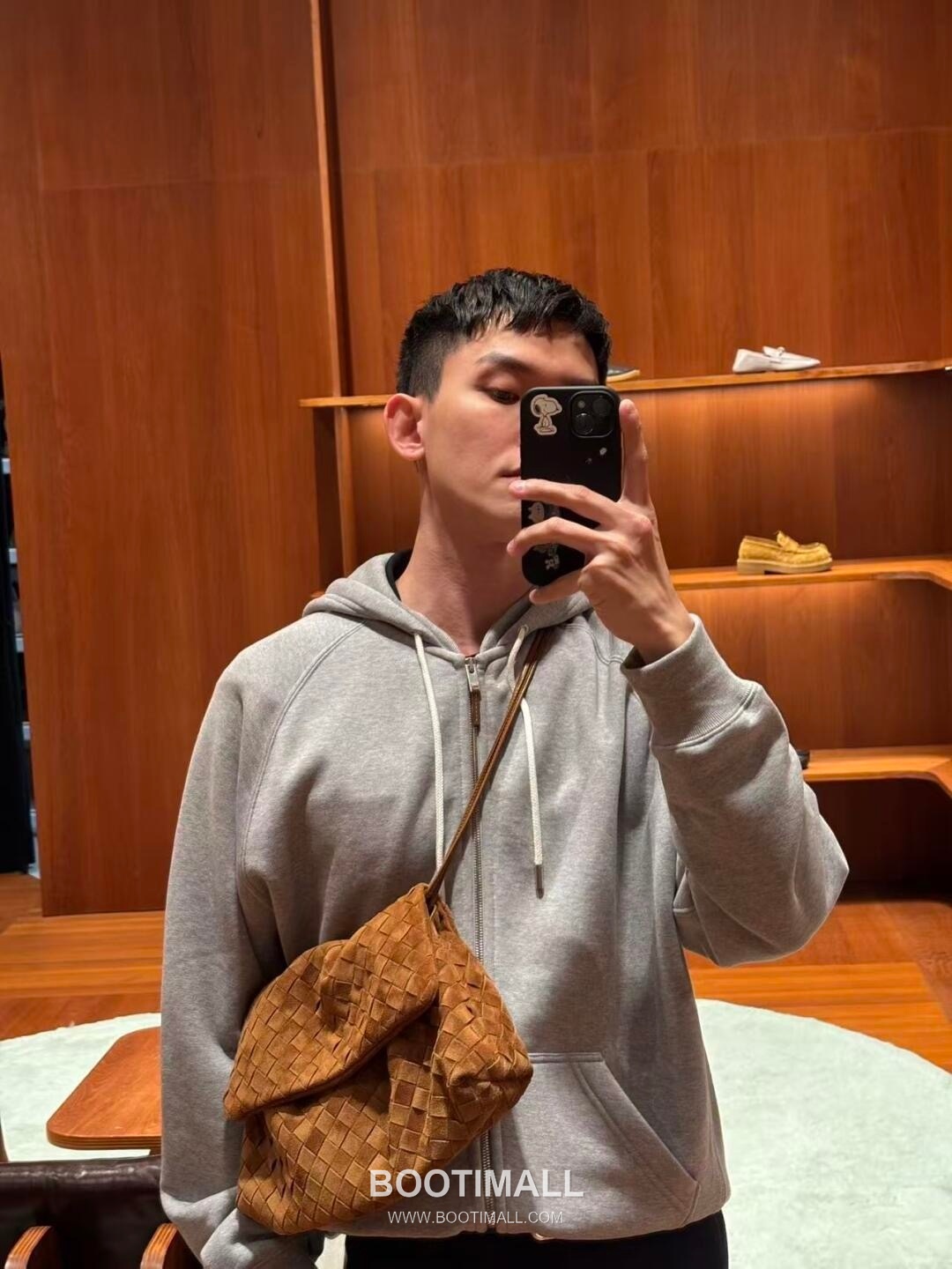 Bottega Veneta Dustbag Giorno Intrecciato Suede Calfskin Leather Black Drawstring Shoulder Bag 보테가베네타 더스트백 지오르노 인트레치아토 스웨이드 카프스킨 레더 블랙 드로스트링 숄더백 33cm 8