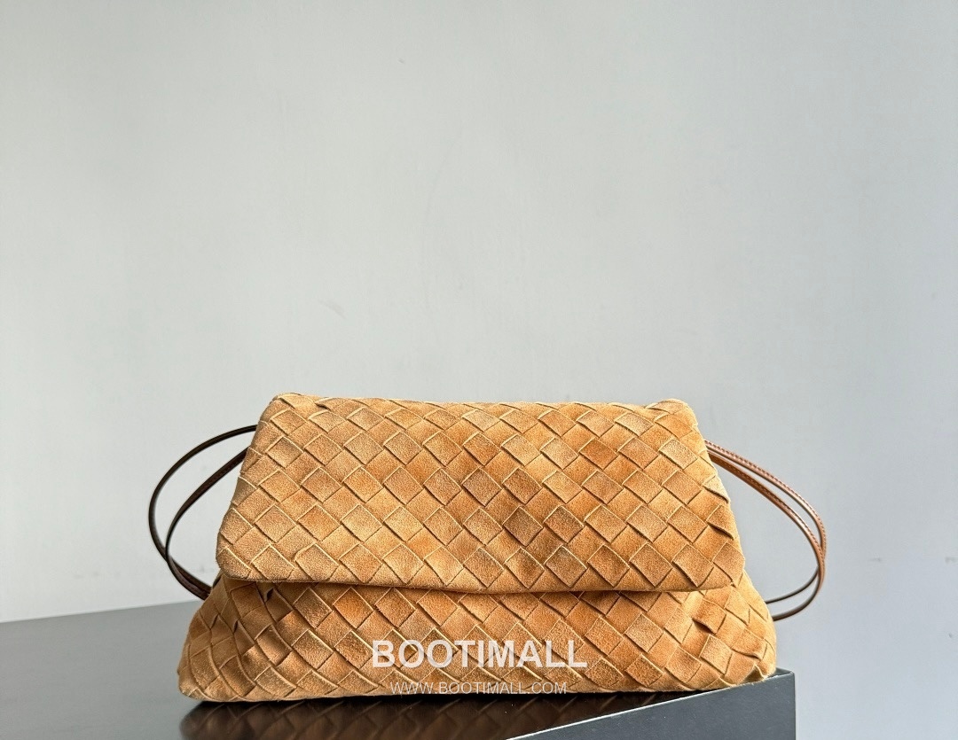 Bottega Veneta Dustbag Giorno Intrecciato Suede Calfskin Leather Black Drawstring Shoulder Bag 보테가베네타 더스트백 지오르노 인트레치아토 스웨이드 카프스킨 레더 블랙 드로스트링 숄더백 33cm 10