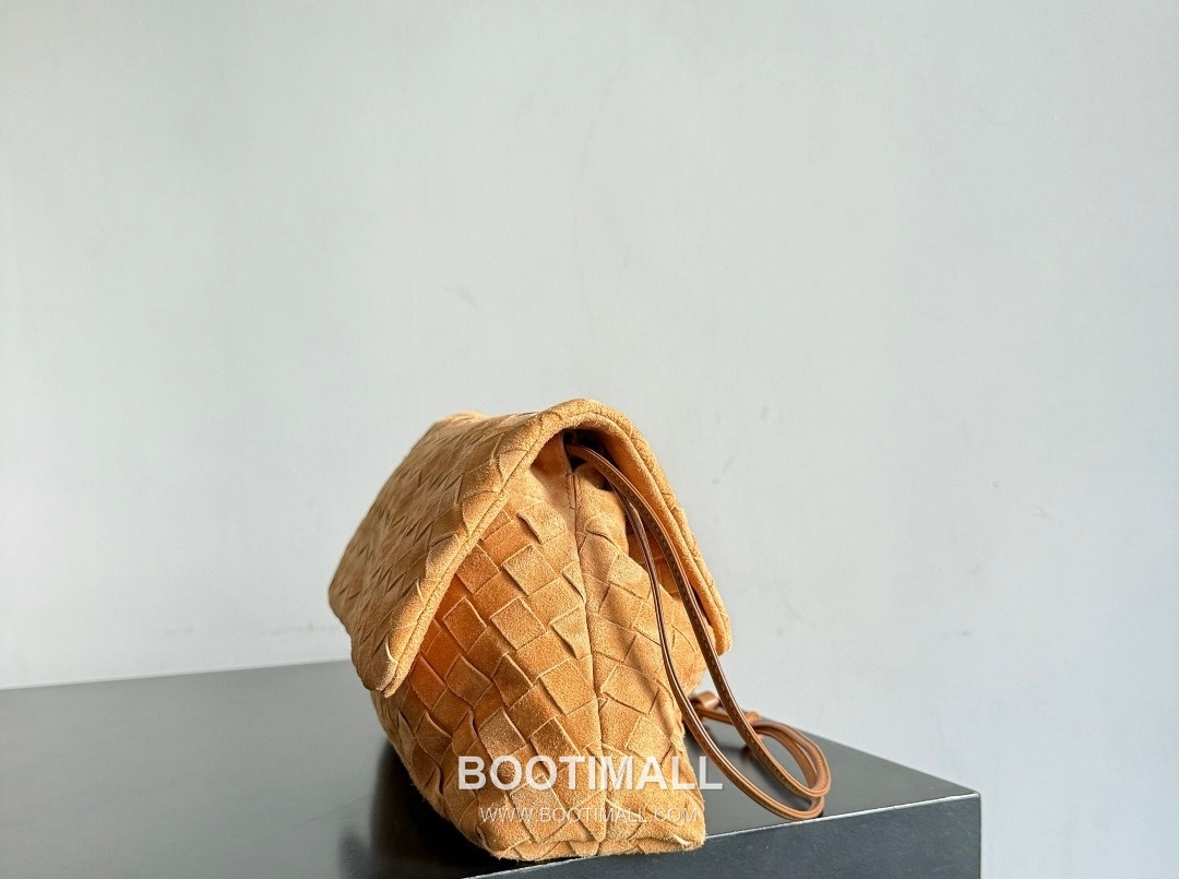 Bottega Veneta Dustbag Giorno Intrecciato Suede Calfskin Leather Black Drawstring Shoulder Bag 보테가베네타 더스트백 지오르노 인트레치아토 스웨이드 카프스킨 레더 블랙 드로스트링 숄더백 33cm 11