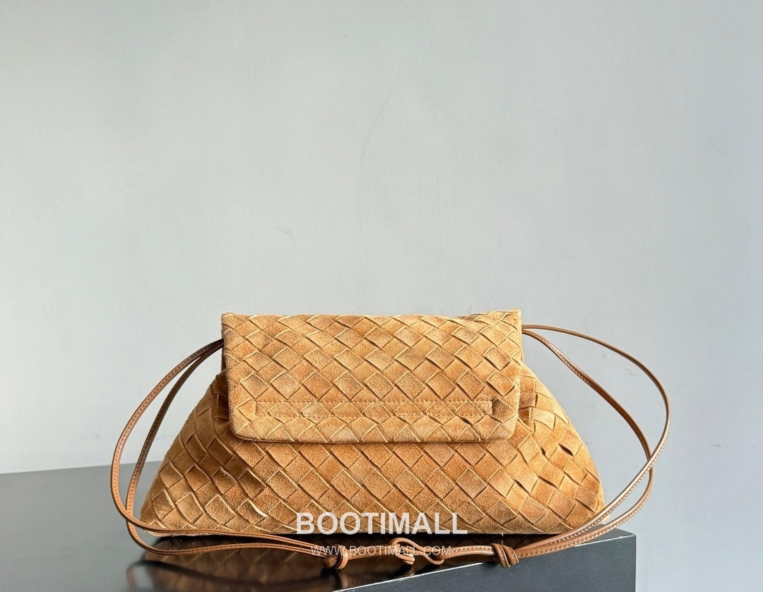 Bottega Veneta Dustbag Giorno Intrecciato Suede Calfskin Leather Black Drawstring Shoulder Bag 보테가베네타 더스트백 지오르노 인트레치아토 스웨이드 카프스킨 레더 블랙 드로스트링 숄더백 33cm 12