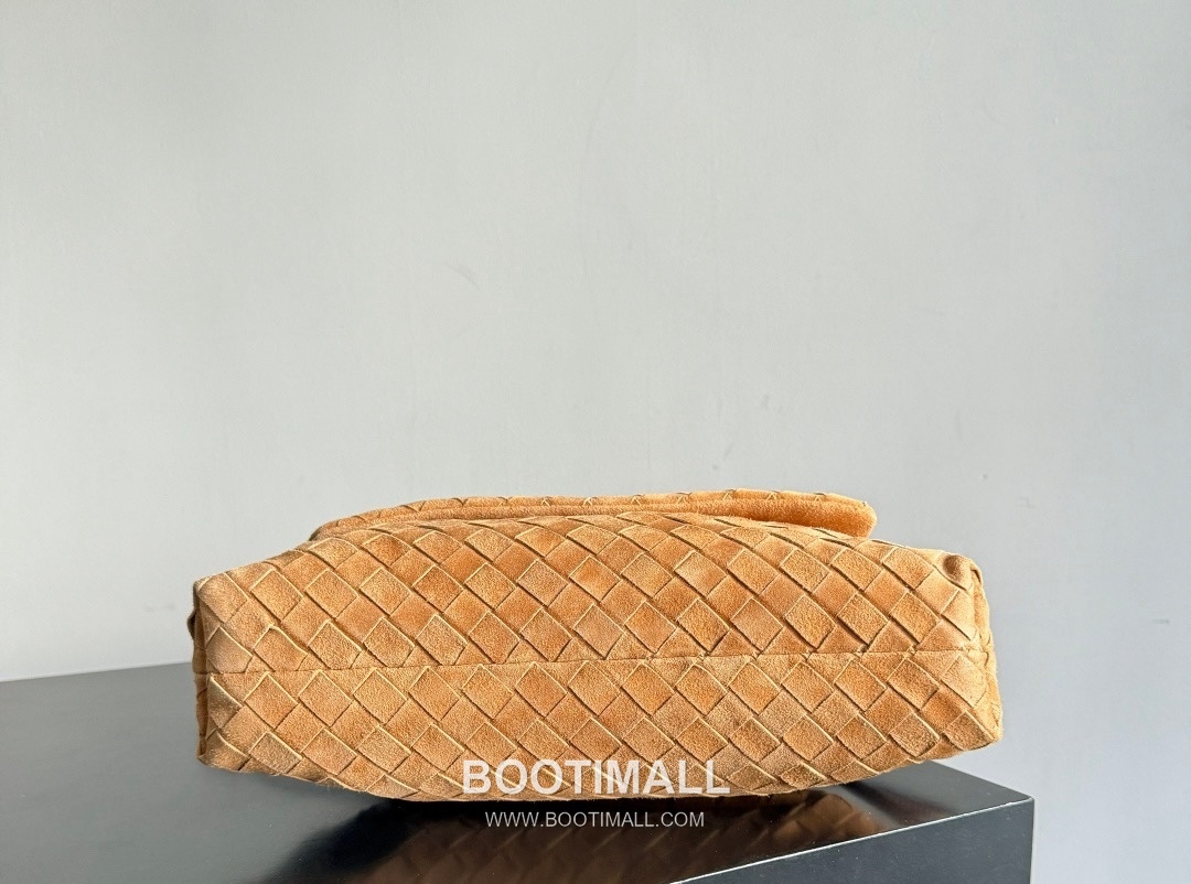 Bottega Veneta Dustbag Giorno Intrecciato Suede Calfskin Leather Black Drawstring Shoulder Bag 보테가베네타 더스트백 지오르노 인트레치아토 스웨이드 카프스킨 레더 블랙 드로스트링 숄더백 33cm 13