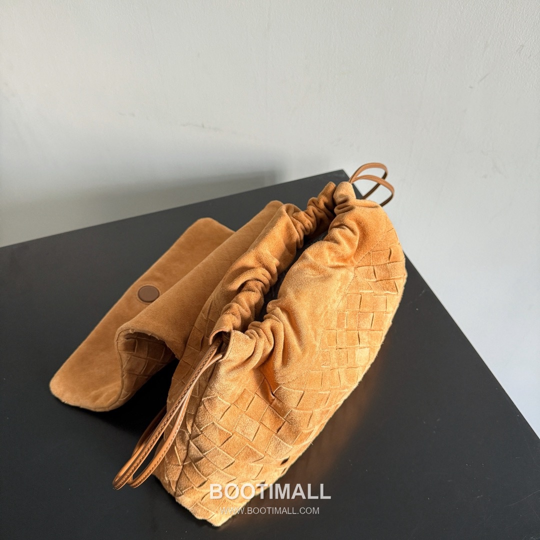 Bottega Veneta Dustbag Giorno Intrecciato Suede Calfskin Leather Black Drawstring Shoulder Bag 보테가베네타 더스트백 지오르노 인트레치아토 스웨이드 카프스킨 레더 블랙 드로스트링 숄더백 33cm 14