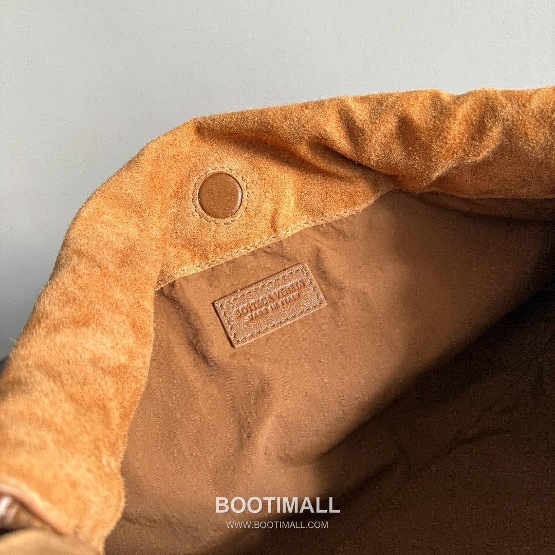 Bottega Veneta Dustbag Giorno Intrecciato Suede Calfskin Leather Black Drawstring Shoulder Bag 보테가베네타 더스트백 지오르노 인트레치아토 스웨이드 카프스킨 레더 블랙 드로스트링 숄더백 33cm 17