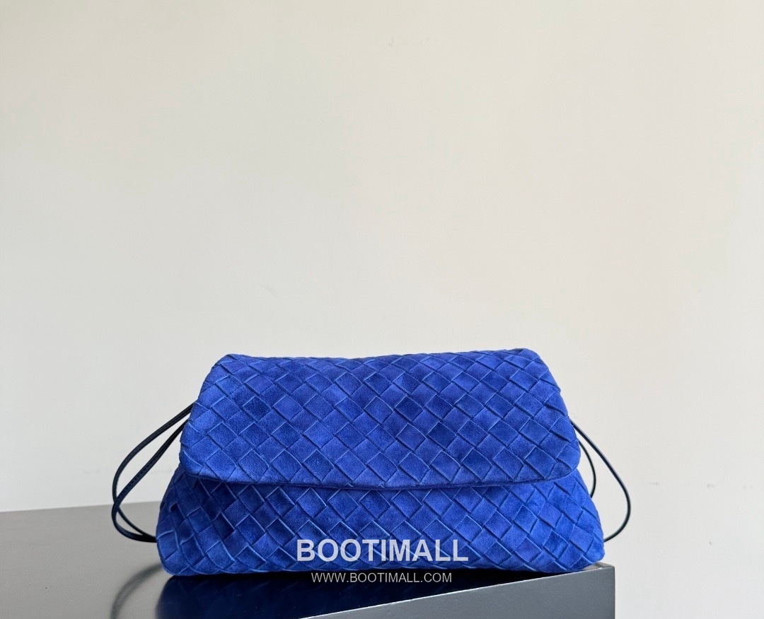 Bottega Veneta Dustbag Giorno Intrecciato Suede Calfskin Leather Black Drawstring Shoulder Bag 보테가베네타 더스트백 지오르노 인트레치아토 스웨이드 카프스킨 레더 블랙 드로스트링 숄더백 33cm 1