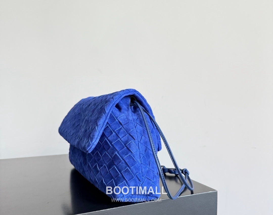 Bottega Veneta Dustbag Giorno Intrecciato Suede Calfskin Leather Black Drawstring Shoulder Bag 보테가베네타 더스트백 지오르노 인트레치아토 스웨이드 카프스킨 레더 블랙 드로스트링 숄더백 33cm 2