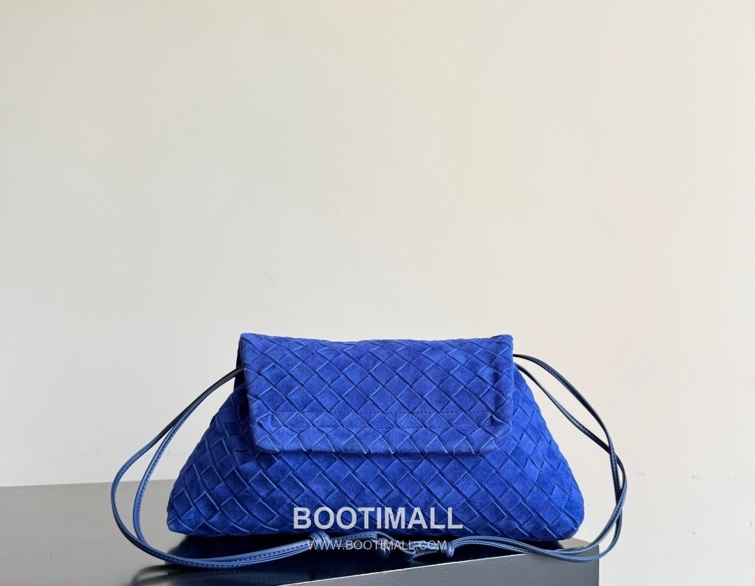 Bottega Veneta Dustbag Giorno Intrecciato Suede Calfskin Leather Black Drawstring Shoulder Bag 보테가베네타 더스트백 지오르노 인트레치아토 스웨이드 카프스킨 레더 블랙 드로스트링 숄더백 33cm 3