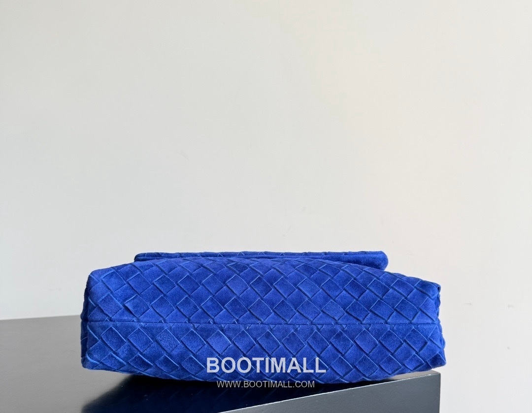 Bottega Veneta Dustbag Giorno Intrecciato Suede Calfskin Leather Black Drawstring Shoulder Bag 보테가베네타 더스트백 지오르노 인트레치아토 스웨이드 카프스킨 레더 블랙 드로스트링 숄더백 33cm 7