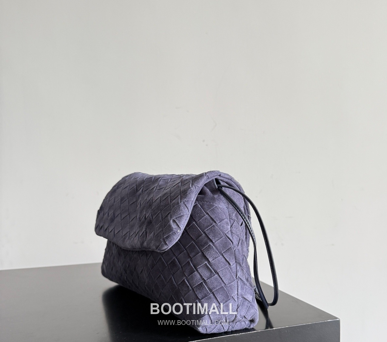 Bottega Veneta Dustbag Giorno Intrecciato Suede Calfskin Leather Black Drawstring Shoulder Bag 보테가베네타 더스트백 지오르노 인트레치아토 스웨이드 카프스킨 레더 블랙 드로스트링 숄더백 33cm 2