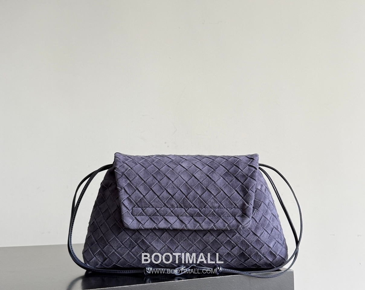 Bottega Veneta Dustbag Giorno Intrecciato Suede Calfskin Leather Black Drawstring Shoulder Bag 보테가베네타 더스트백 지오르노 인트레치아토 스웨이드 카프스킨 레더 블랙 드로스트링 숄더백 33cm 3