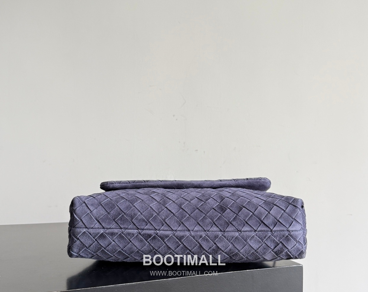 Bottega Veneta Dustbag Giorno Intrecciato Suede Calfskin Leather Black Drawstring Shoulder Bag 보테가베네타 더스트백 지오르노 인트레치아토 스웨이드 카프스킨 레더 블랙 드로스트링 숄더백 33cm 4