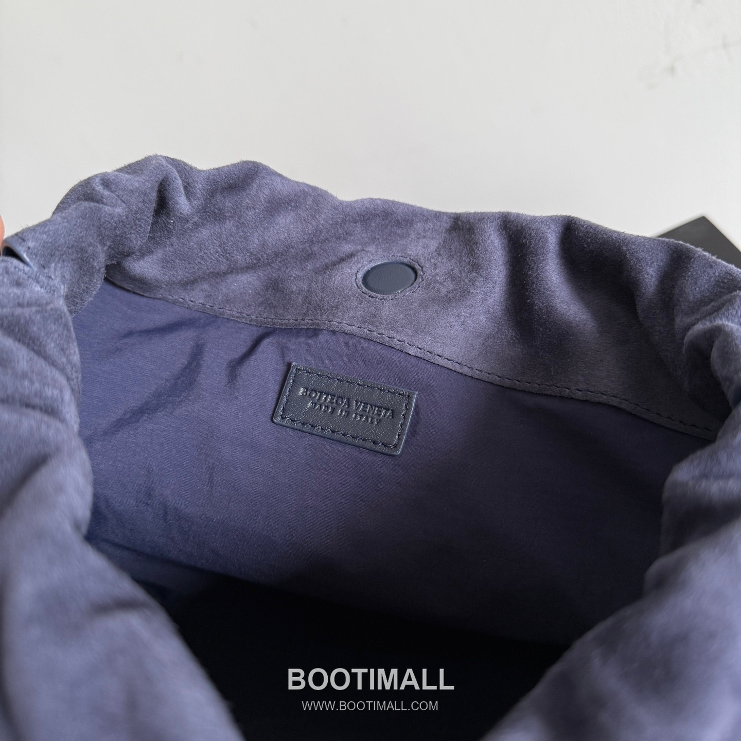 Bottega Veneta Dustbag Giorno Intrecciato Suede Calfskin Leather Black Drawstring Shoulder Bag 보테가베네타 더스트백 지오르노 인트레치아토 스웨이드 카프스킨 레더 블랙 드로스트링 숄더백 33cm 5