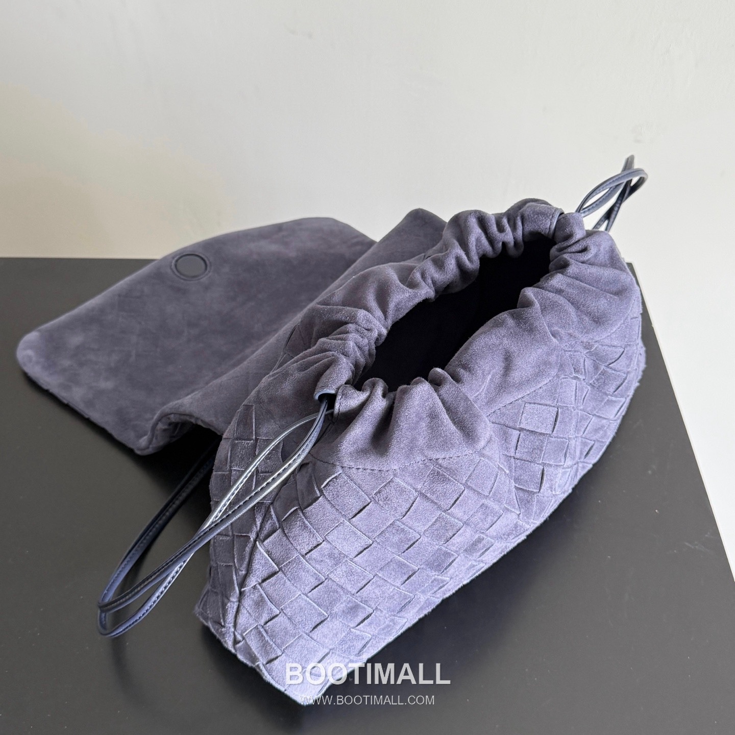 Bottega Veneta Dustbag Giorno Intrecciato Suede Calfskin Leather Black Drawstring Shoulder Bag 보테가베네타 더스트백 지오르노 인트레치아토 스웨이드 카프스킨 레더 블랙 드로스트링 숄더백 33cm 8