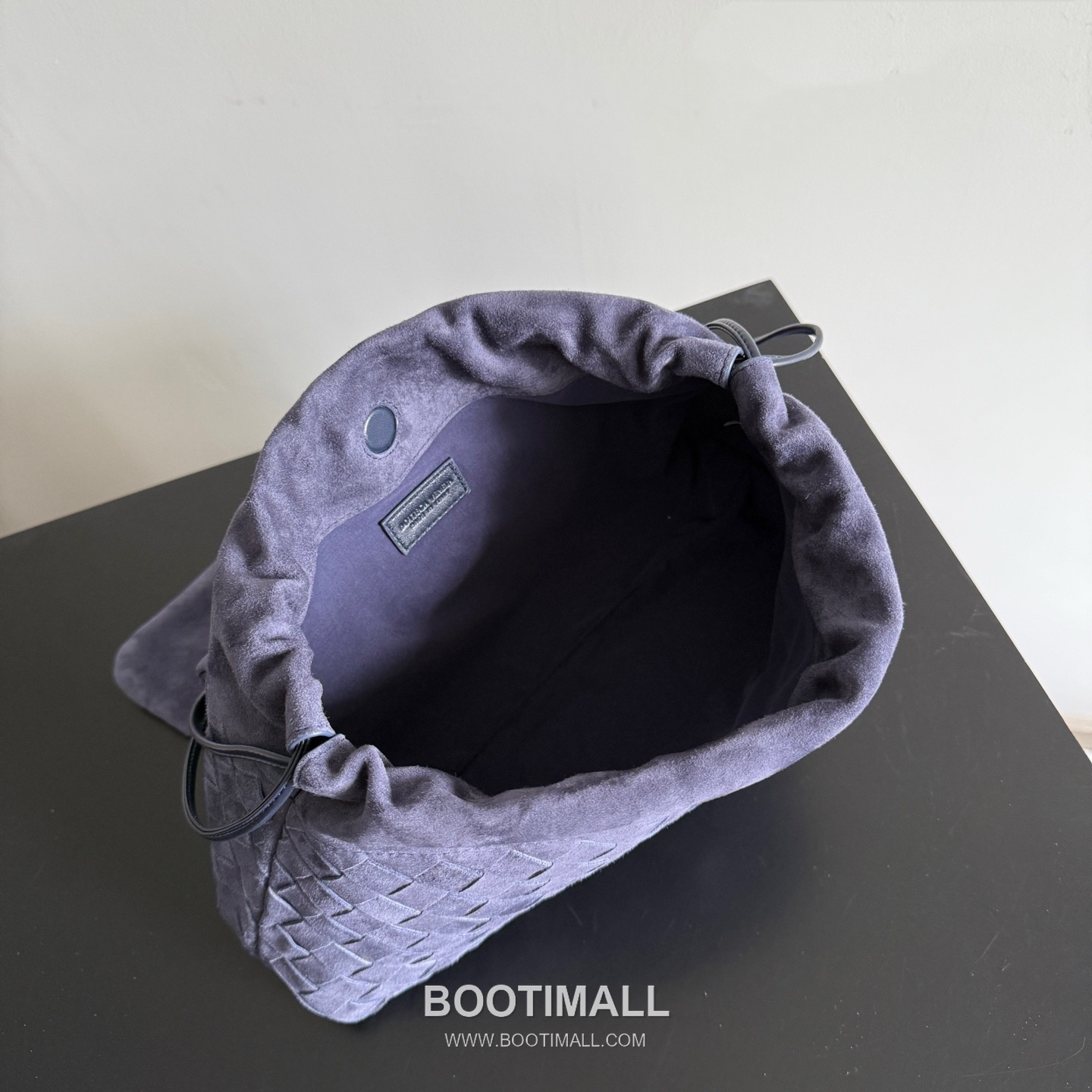 Bottega Veneta Dustbag Giorno Intrecciato Suede Calfskin Leather Black Drawstring Shoulder Bag 보테가베네타 더스트백 지오르노 인트레치아토 스웨이드 카프스킨 레더 블랙 드로스트링 숄더백 33cm 9