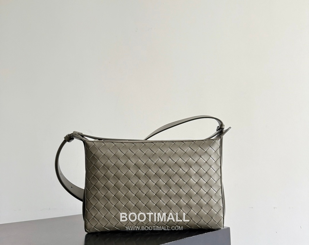 Bottega Veneta Tribeca Intrecciato Calfskin Leather Black Double Zip Crossbody Shoulder Bag 보테가베네타 트라이베카 인트레치아토 카프스킨 레더 블랙 더블 지퍼 크로스바디 숄더백 20191280 30.5cm 4