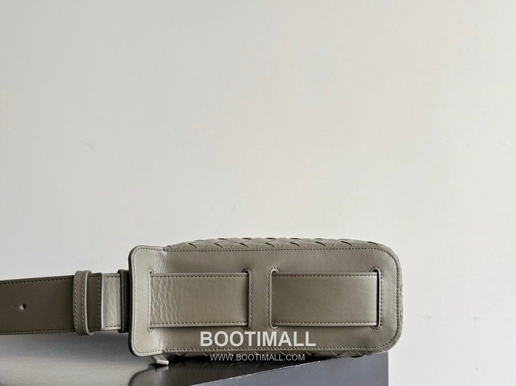 Bottega Veneta Tribeca Intrecciato Calfskin Leather Black Double Zip Crossbody Shoulder Bag 보테가베네타 트라이베카 인트레치아토 카프스킨 레더 블랙 더블 지퍼 크로스바디 숄더백 20191280 30.5cm 5