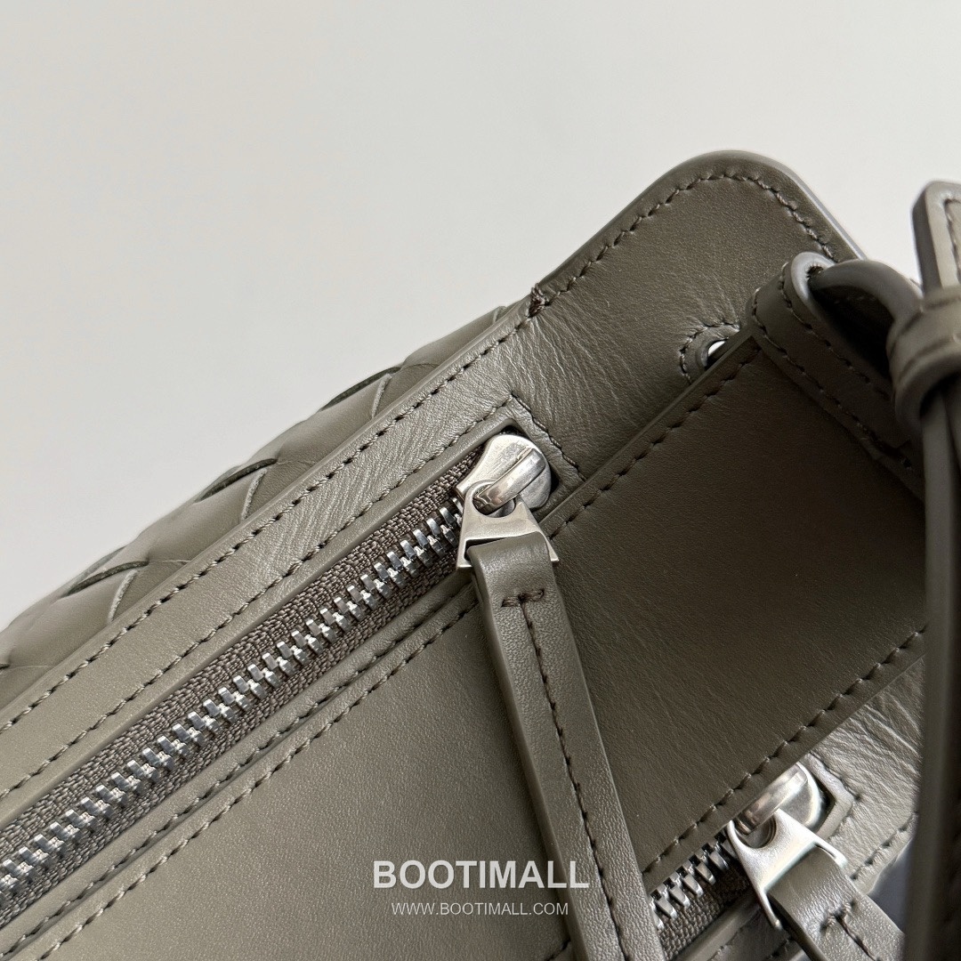 Bottega Veneta Tribeca Intrecciato Calfskin Leather Black Double Zip Crossbody Shoulder Bag 보테가베네타 트라이베카 인트레치아토 카프스킨 레더 블랙 더블 지퍼 크로스바디 숄더백 20191280 30.5cm 8