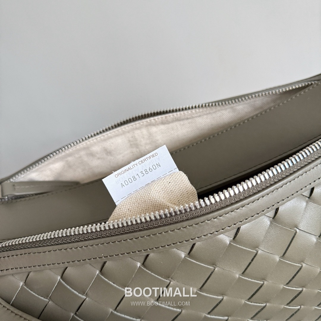 Bottega Veneta Tribeca Intrecciato Calfskin Leather Black Double Zip Crossbody Shoulder Bag 보테가베네타 트라이베카 인트레치아토 카프스킨 레더 블랙 더블 지퍼 크로스바디 숄더백 20191280 30.5cm 12