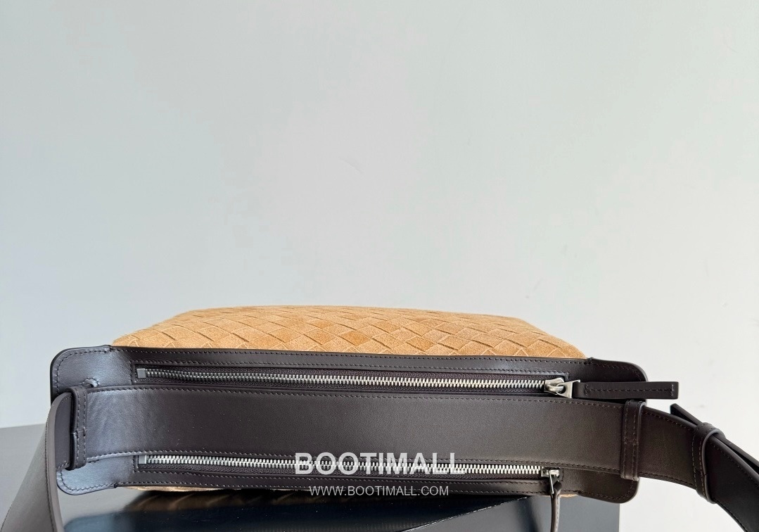 Bottega Veneta Tribeca Intrecciato Calfskin Leather Black Double Zip Crossbody Shoulder Bag 보테가베네타 트라이베카 인트레치아토 카프스킨 레더 블랙 더블 지퍼 크로스바디 숄더백 20191280 30.5cm 10