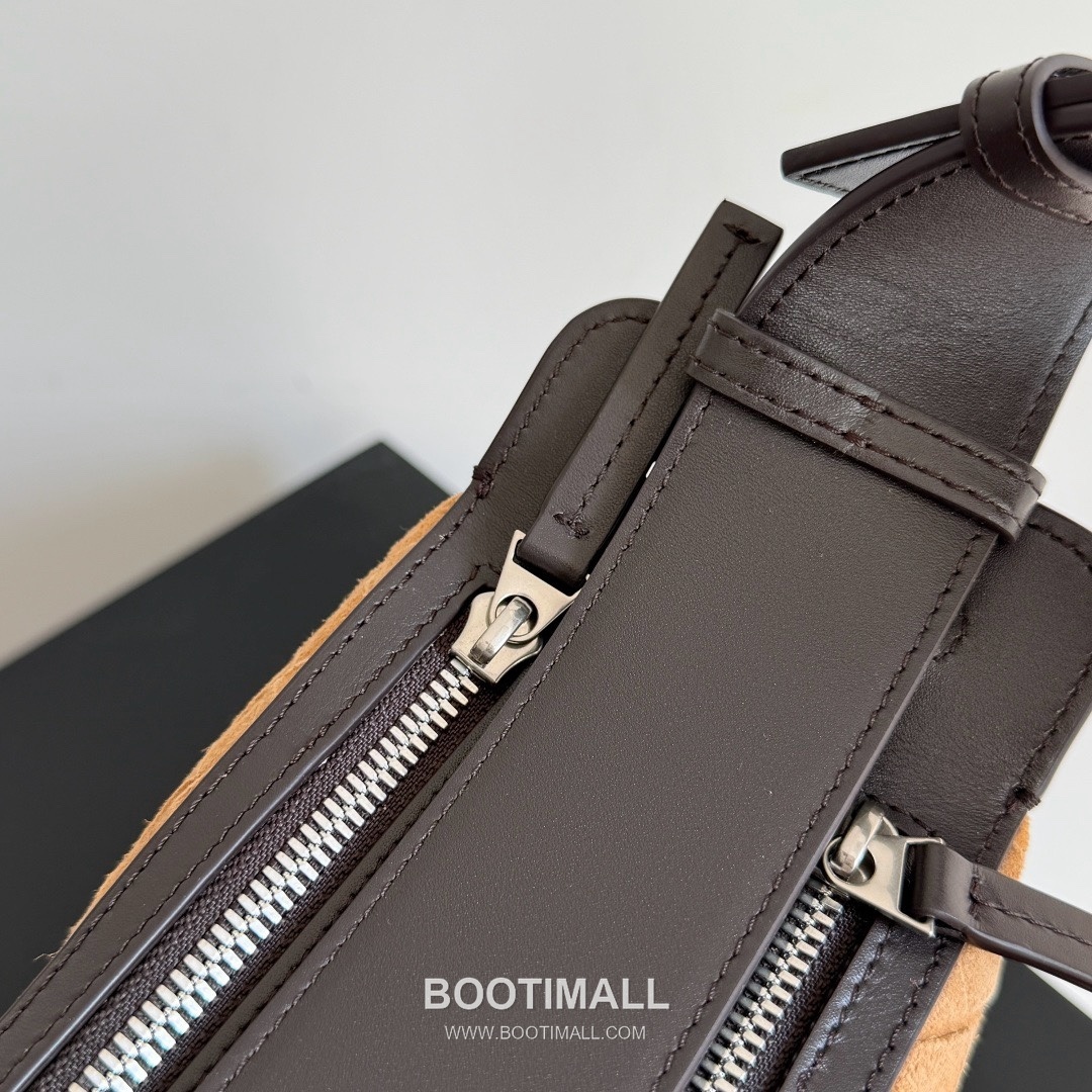 Bottega Veneta Tribeca Intrecciato Calfskin Leather Black Double Zip Crossbody Shoulder Bag 보테가베네타 트라이베카 인트레치아토 카프스킨 레더 블랙 더블 지퍼 크로스바디 숄더백 20191280 30.5cm 11