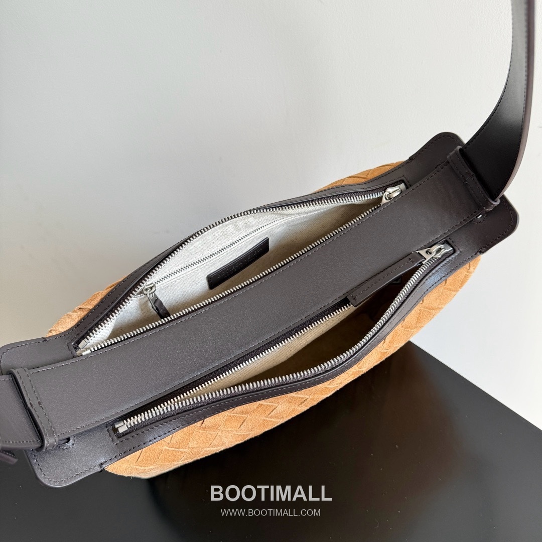 Bottega Veneta Tribeca Intrecciato Calfskin Leather Black Double Zip Crossbody Shoulder Bag 보테가베네타 트라이베카 인트레치아토 카프스킨 레더 블랙 더블 지퍼 크로스바디 숄더백 20191280 30.5cm 14