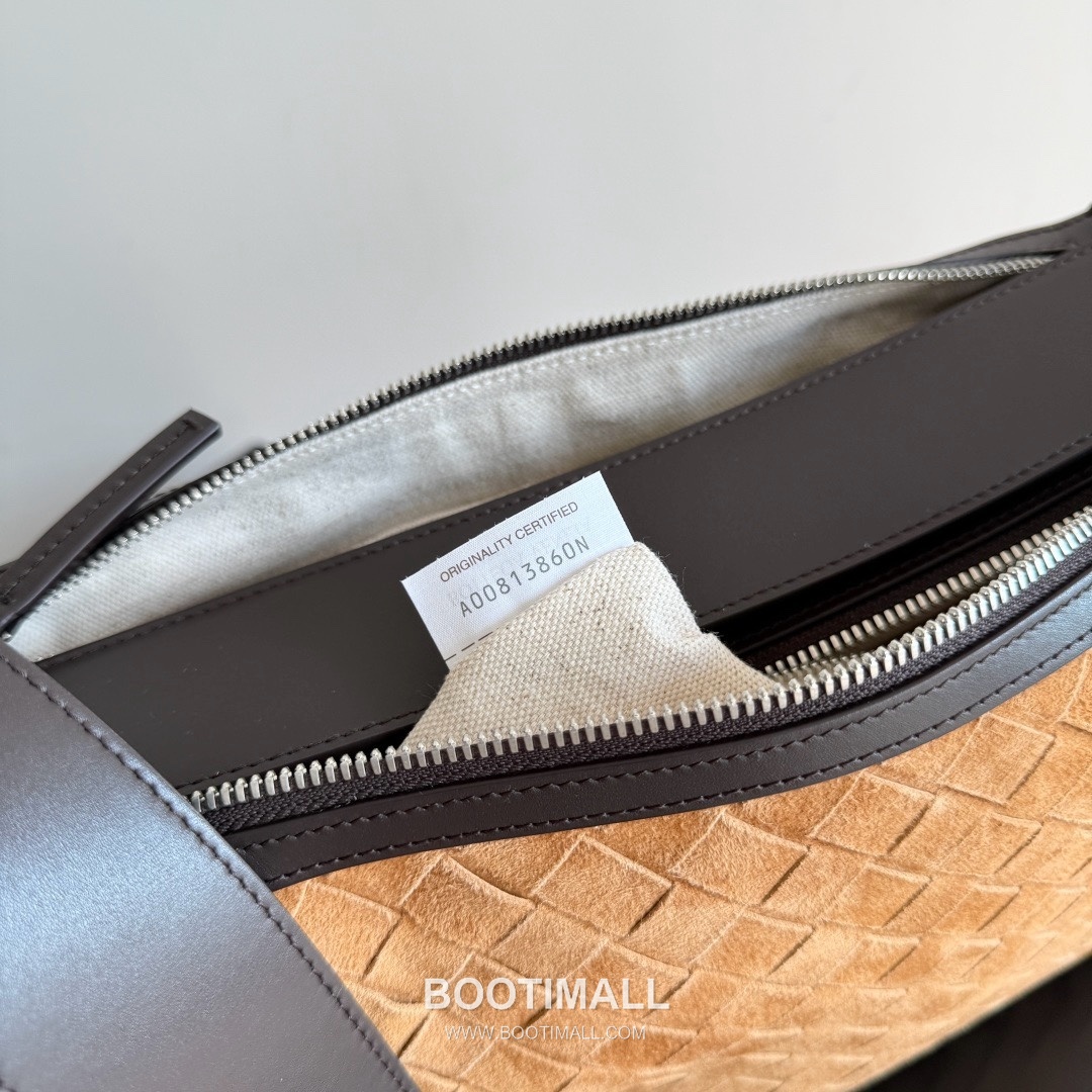 Bottega Veneta Tribeca Intrecciato Calfskin Leather Black Double Zip Crossbody Shoulder Bag 보테가베네타 트라이베카 인트레치아토 카프스킨 레더 블랙 더블 지퍼 크로스바디 숄더백 20191280 30.5cm 15