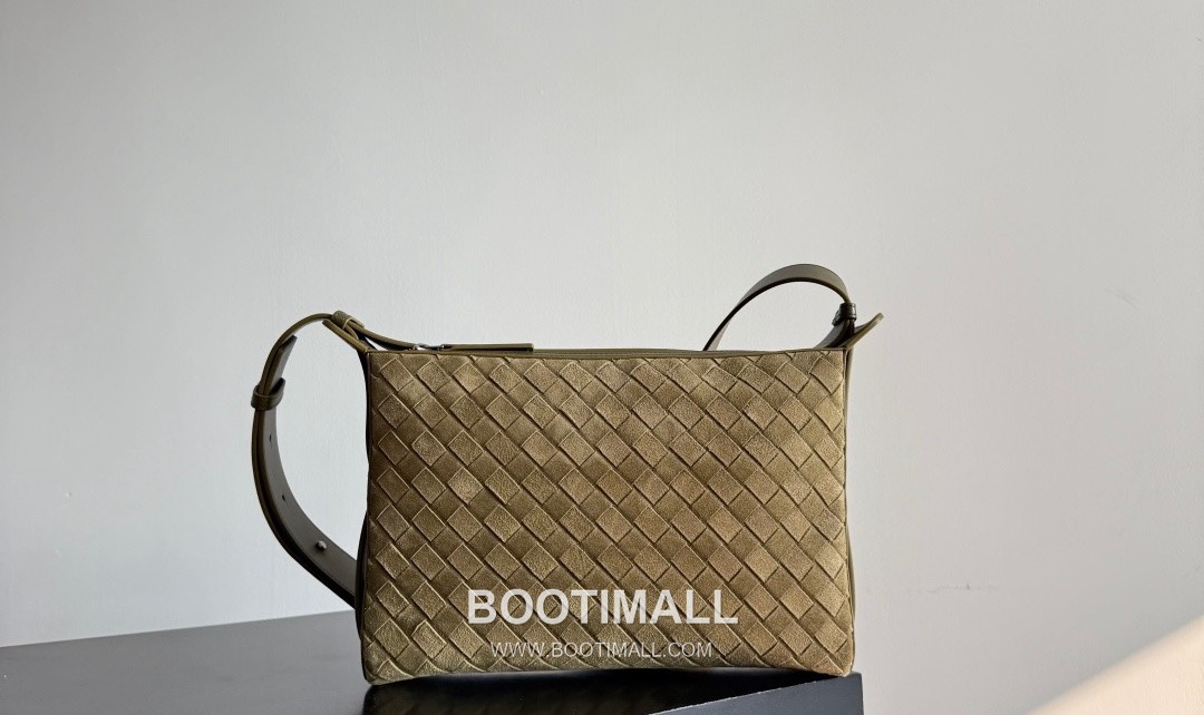 Bottega Veneta Tribeca Intrecciato Calfskin Leather Black Double Zip Crossbody Shoulder Bag 보테가베네타 트라이베카 인트레치아토 카프스킨 레더 블랙 더블 지퍼 크로스바디 숄더백 20191280 30.5cm 7