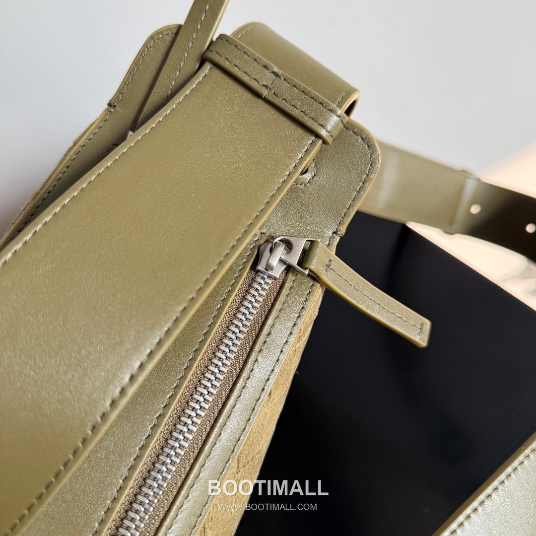 Bottega Veneta Tribeca Intrecciato Calfskin Leather Black Double Zip Crossbody Shoulder Bag 보테가베네타 트라이베카 인트레치아토 카프스킨 레더 블랙 더블 지퍼 크로스바디 숄더백 20191280 30.5cm 11