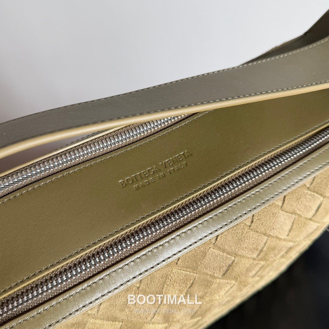 Bottega Veneta Tribeca Intrecciato Calfskin Leather Black Double Zip Crossbody Shoulder Bag 보테가베네타 트라이베카 인트레치아토 카프스킨 레더 블랙 더블 지퍼 크로스바디 숄더백 20191280 30.5cm 15