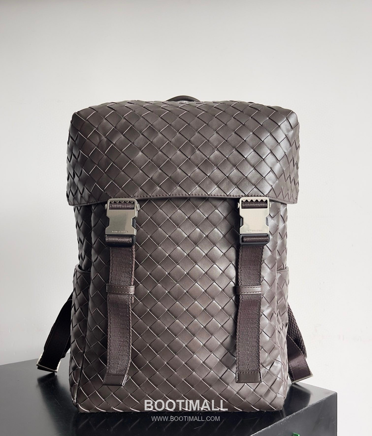 Bottega Veneta Intrecciato Calfskin Leather Black Double Buckle Flap Backpack 보테가베네타 인트레치아토 카프스킨 레더 블랙 더블 버클 플랩 백팩 20192180 38cm 1