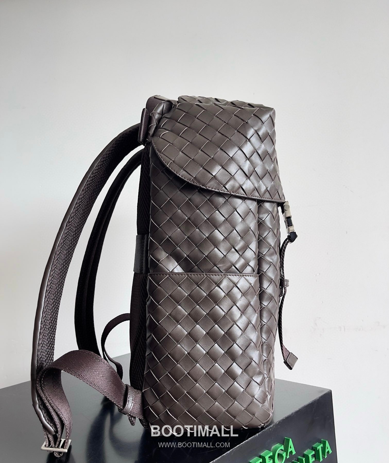 Bottega Veneta Intrecciato Calfskin Leather Black Double Buckle Flap Backpack 보테가베네타 인트레치아토 카프스킨 레더 블랙 더블 버클 플랩 백팩 20192180 38cm 2