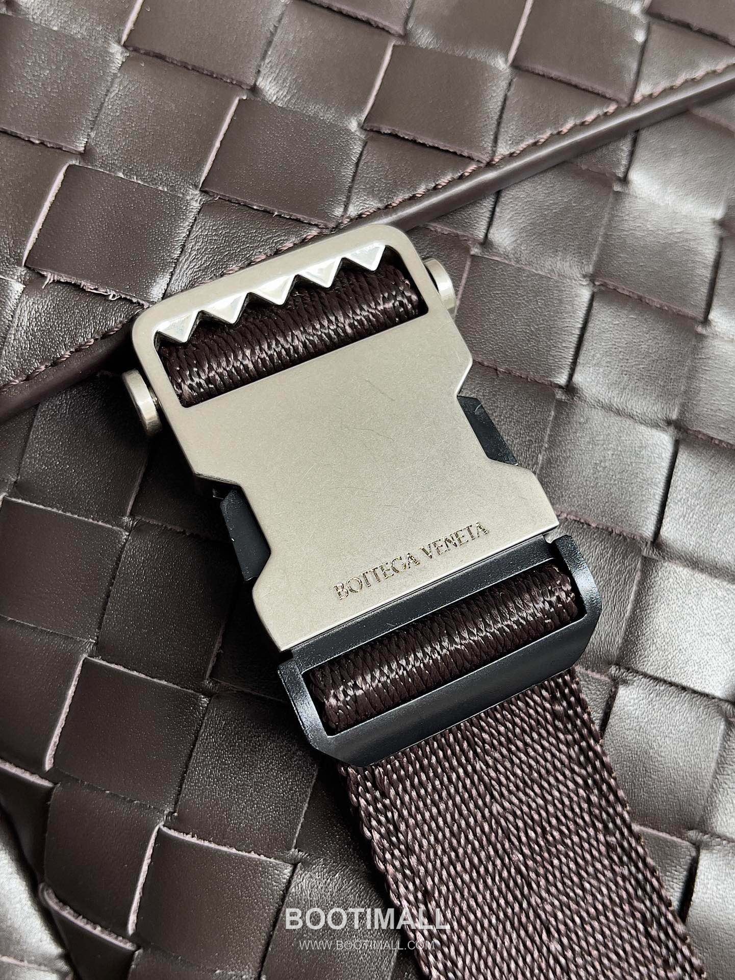 Bottega Veneta Intrecciato Calfskin Leather Black Double Buckle Flap Backpack 보테가베네타 인트레치아토 카프스킨 레더 블랙 더블 버클 플랩 백팩 20192180 38cm 4