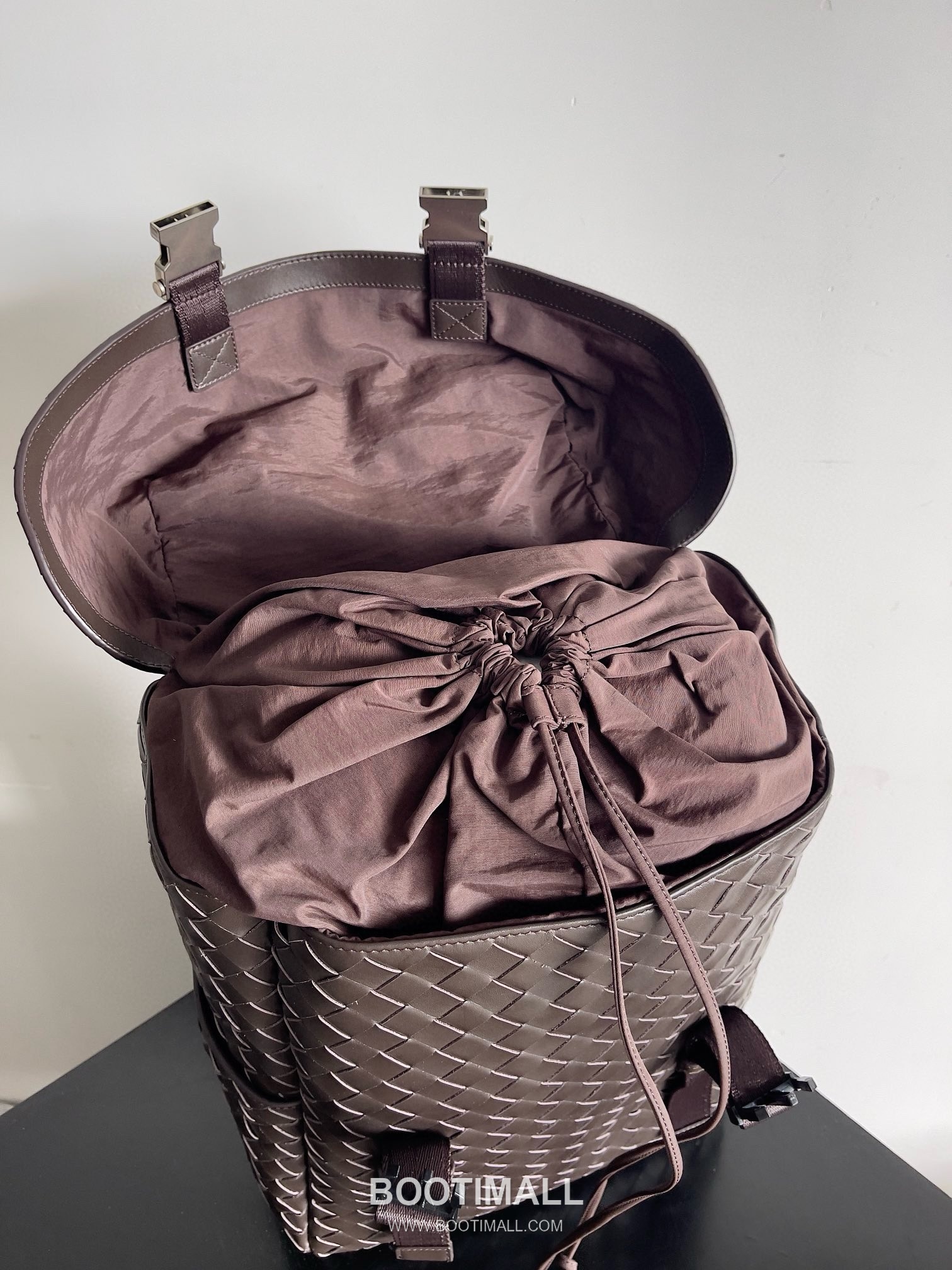 Bottega Veneta Intrecciato Calfskin Leather Black Double Buckle Flap Backpack 보테가베네타 인트레치아토 카프스킨 레더 블랙 더블 버클 플랩 백팩 20192180 38cm 5